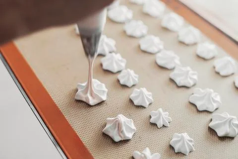 White marshmallows cooking process Foto stock