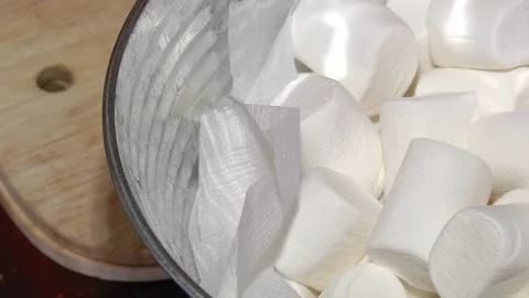 White marshmallows for roasting, close up. marshmallow in an iron plate. Video stock 104942373