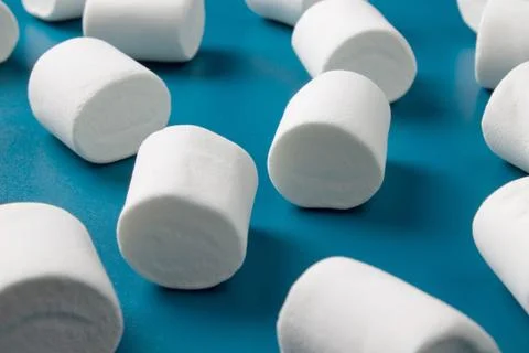 White marshmellow close up on blue background Foto stock