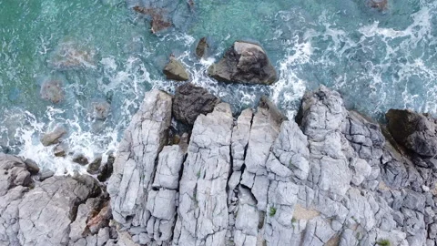 White massive rocks in the sea and turbulent waves splashing. Aerial view Vidéo 170979031