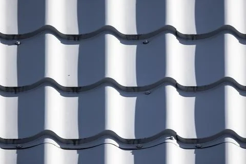 White metal tile roofing pattern with blue shadows, close-up Foto stock
