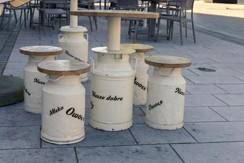 White milk containers converted into a table and chairs Foto stock