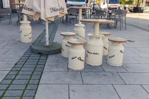 White milk containers converted into a table and chairs Foto stock