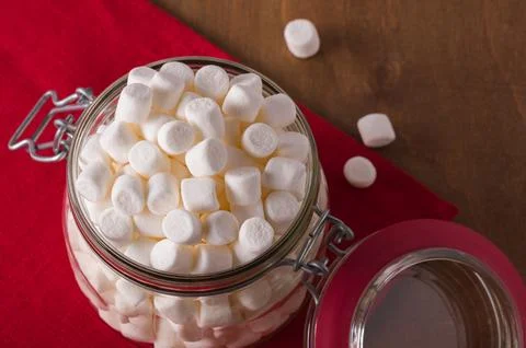 White mini marshmallows in the jar for storage Stock-Fotos