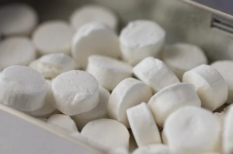 White mint tablets in a tin box. Foto stock