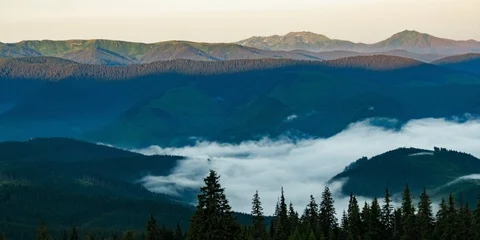 White mist floating on the mountain.Fog filled the sky and white clouds 스톡 동영상 90922531