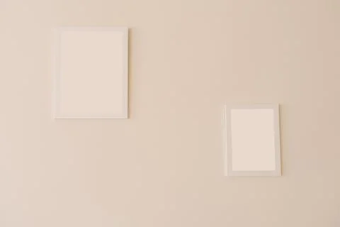 White mockup frames on a beige wall of different sizes Foto stock