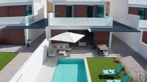 White modern holiday villa with private swimming pool, patio with umbrella Vidéo 321009853