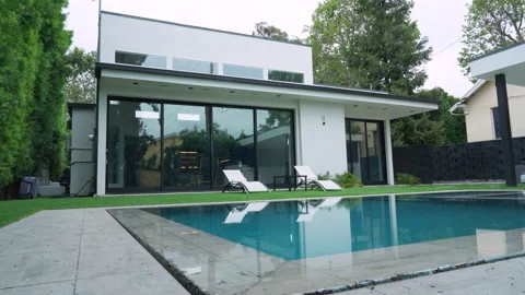 White Modern House with Pool 库存影片 340367992