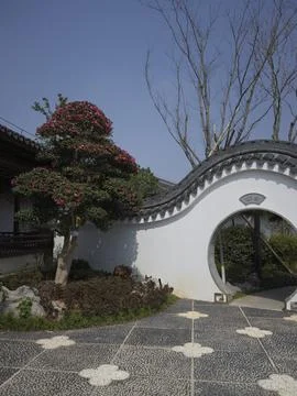 A white moon-gate archway in a classical Chinese garden, China Stock Photos