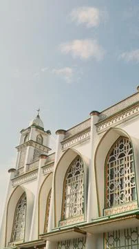 White mosque with blue sky background for islamic theme quotes or greeting Stock-Fotos
