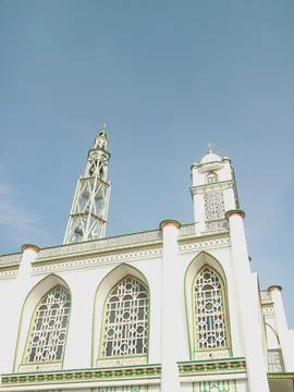 White mosque with blue sky background for islamic theme quotes or greeting Stock-Fotos