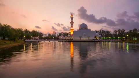 White Mosque or Floating Mosque Kuala Ibai Marang Terengganu. Zoom in pan left Vídeos de archivo 132226652
