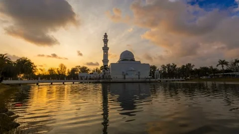  White Mosque or Floating Mosque Kuala Ibai Marang Terengganu.  Vídeos de archivo 132226966