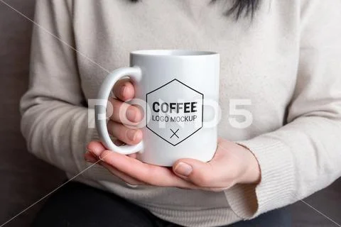 White mug in female hands with logo mockup PSD 템플릿