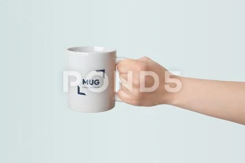White mug held in hand with logo branding mockup and interchangeable backgrou PSD 模板