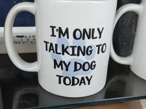 A white mug printed  “I’m only talking to my dog today” Foto stock