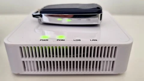 White Network Modem with Four Green Indicator Lights and Ventilation Slots Vídeo Stock 333230077