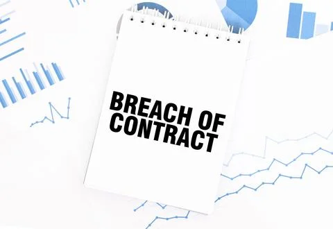 White notepad with text BREACH OF CONTRACT on the financial documentation. .. Foto stock