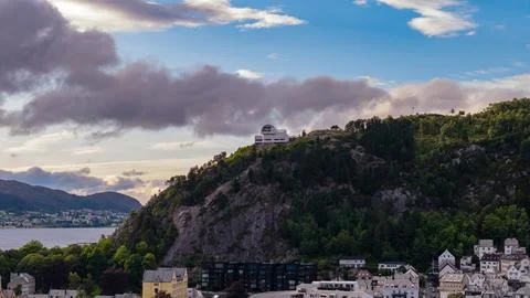White observatory dome structure atop rocky forested mountain ridge above Ale Stock-Fotos
