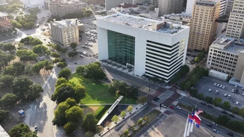 A white office block and shaded park at the edge of downtown Dallas aerial drone Vidéo 342501121