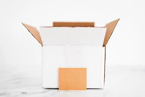 White open box or parcel with blank label with copy space, concept of unbox.. 스톡 사진