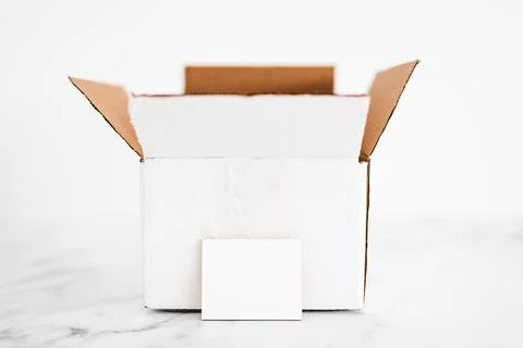 White open box or parcel with blank label with copy space, concept of unbox.. Stockfoto's