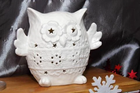 White openwork owl nightlight Foto stock