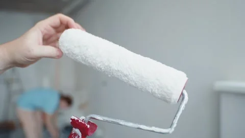 White paint roller during interior renovation Vídeos de archivo 312011893