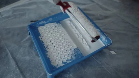 White paint roller in tray during interior renovation Vídeos de archivo 312011909
