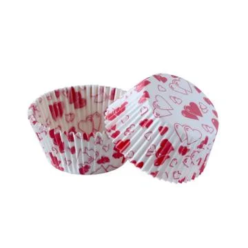 White paper baking forms for muffins and cupcakes with hearts love pattern Foto stock