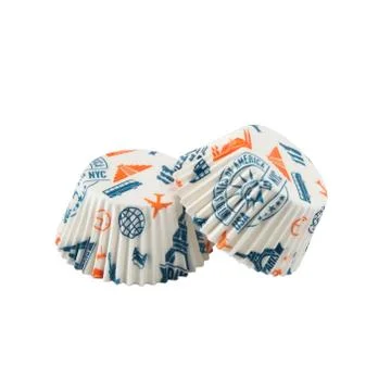 White paper baking forms for muffins and cupcakes with travel pattern Stockfoto's