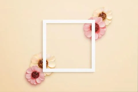 White paper square frame surrounded by spring flowers. Top view, flat lay com Stock Photos