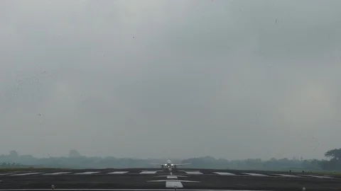 White Passenger plane fly up over take-off runway from airport Vídeos de archivo 122099041