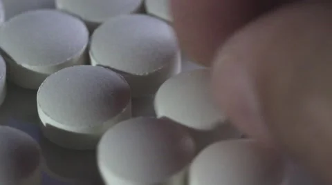 White Pill Tablets being handles by a pharmacist Vidéo 66293311