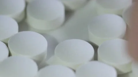 White Pills being handled by a lab assistant Vidéo 66293553