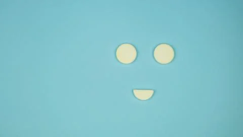White pills on a blue gradient background with copy space in the form of a sm 스톡 사진