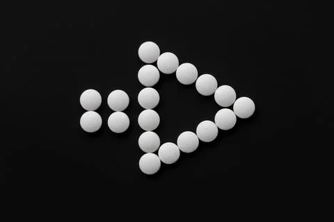 White pills folded in arrow shape, arrow pointing to the side, Foto stock