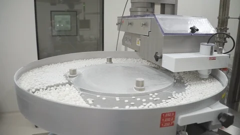 White pills move on automatic production line at modern pharmaceutical factory. Video stock 119928170