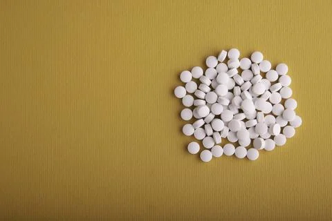 White Pills On Orange Surface Foto stock