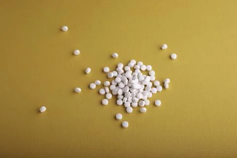 White Pills On Orange Surface Foto stock