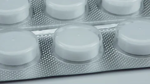 White pills in packaging, rotation, close-up. Video stock 151153624