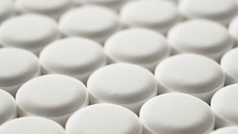 White pills on the table, close-up, dolly shot. Video stock 146960938