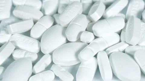 White pills in voruse sizes, macro concept Stockbeeldmateriaal 110826387