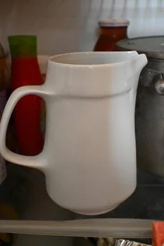 White pitcher stored in a refrigerator Stockfoto's