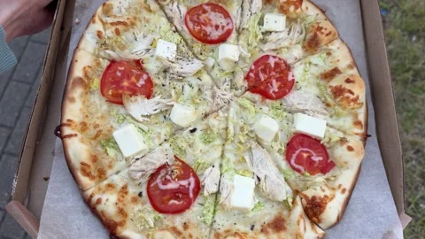 White pizza with shredded chicken, tomato slices and cheese cubes  Vídeos de archivo 340261150