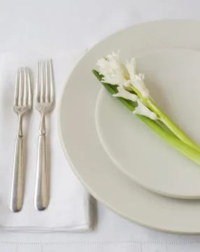 White Place Setting with Antique Silverware and White Hyacinth Foto stock