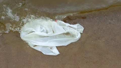 White plastic bag floating in sea water Stock-Footage 136833122