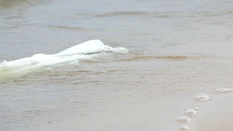 White plastic bag floating in sea water Vídeo Stock 136834969