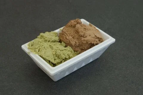 A white plastic container with two different colored ice cream flavors Stock-Fotos